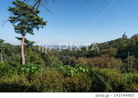 物見山公園の山頂広場から見た景色(埼玉県東松山市) 物見山公園の山頂広場から見た景色(埼玉県東松山市) 143544905