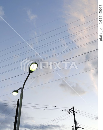 夕暮れの空に灯る街灯と電線 夕暮れの空に灯る街灯と電線 143545068