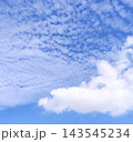 うろこ雲と白い雲が広がる爽やかな青空の背景 143545234