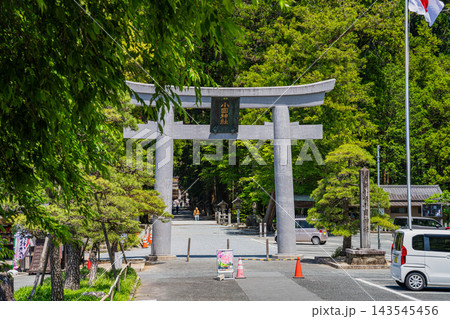 新緑の木漏れ日と奥へと続く参道が美しい森町・小國神社の一の鳥居風景(静岡県) 新緑の木漏れ日と奥へと続く参道が美しい森町・小國神社の一の鳥居風景(静岡県) 143545456