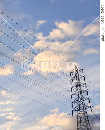 夕空にそびえ立つ鉄塔と斜めに続く送電線 夕空にそびえ立つ鉄塔と斜めに続く送電線 143545460