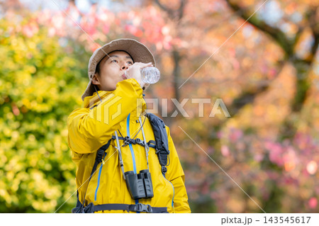山歩き　アウトドア　水 143545617