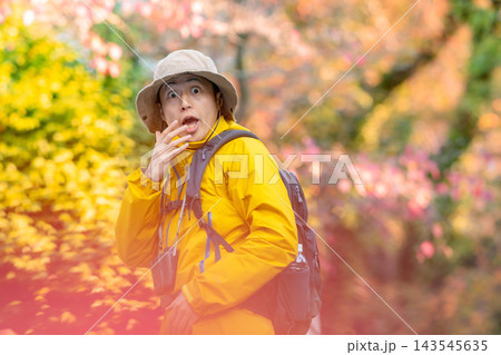 山歩き アウトドア 驚く 山歩き アウトドア 驚く 143545635