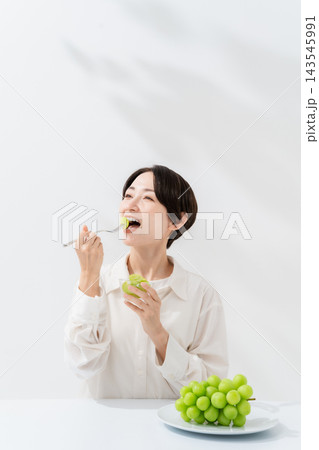 シャインマスカットを食べる女性 シャインマスカットを食べる女性 143545991