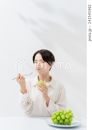 シャインマスカットを食べる女性 シャインマスカットを食べる女性 143545992