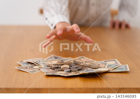 お金に手を伸ばす男性 お金に手を伸ばす男性 143546095