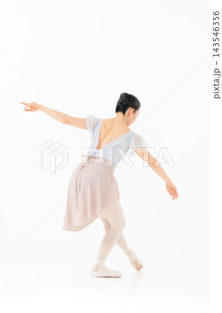 バレエ 女性 全身 後ろ姿 バレエ 女性 全身 後ろ姿 143546356