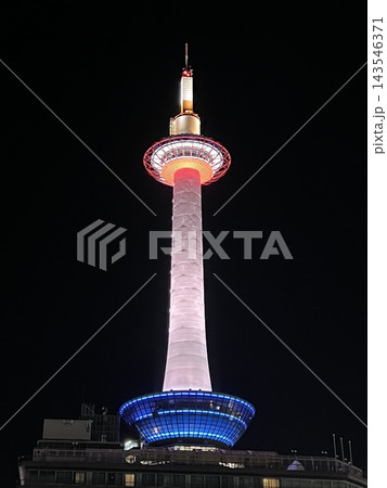 夜空に浮かび上がるライトアップされた京都タワー 143546371