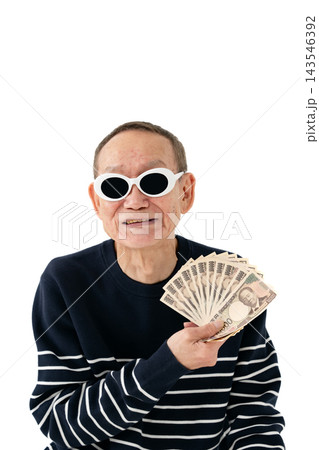 お金を持つシニア男性 お金を持つシニア男性 143546392