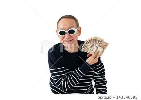 お金を持つシニア男性 お金を持つシニア男性 143546395