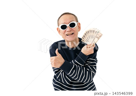 お金を持つシニア男性 お金を持つシニア男性 143546399