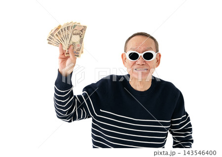 お金を持つシニア男性 お金を持つシニア男性 143546400