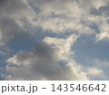 雲の空き間を見上げる子象雲 143546642