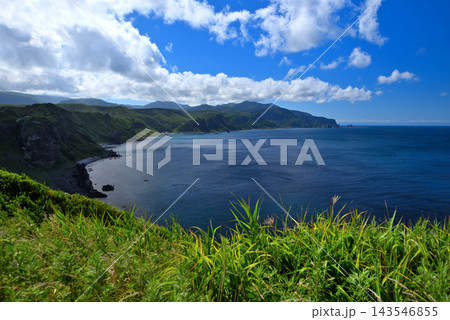 北海道・積丹半島・神威岬灯台から眺める立岩、神岬方面の美しい海面と海岸線・北海道積丹町(2) 北海道・積丹半島・神威岬灯台から眺める立岩、神岬方面の美しい海面と海岸線・北海道積丹町(2) 143546855
