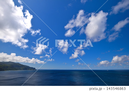 北海道・積丹半島・神威岬灯台から眺める宝石のようなシャコタンブルーの海のイメージ・北海道積丹町(3) 北海道・積丹半島・神威岬灯台から眺める宝石のようなシャコタンブルーの海のイメージ・北海道積丹町(3) 143546863