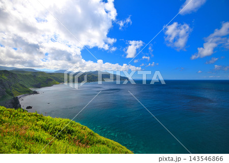 北海道・積丹半島・神威岬灯台から眺める宝石のようなシャコタンブルーの海のイメージ・北海道積丹町(6) 北海道・積丹半島・神威岬灯台から眺める宝石のようなシャコタンブルーの海のイメージ・北海道積丹町(6) 143546866