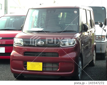 駐車場に並んだ乗用車 駐車場に並んだ乗用車 143547272