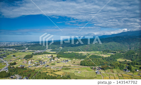 秋空と富山県の早月川右岸の風景 秋空と富山県の早月川右岸の風景 143547702