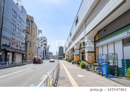 東京都世田谷区 千歳船橋駅前の小田急マルシェと道路の都市風景 143547861