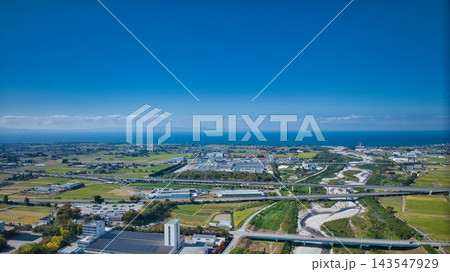 秋空と富山県の早月川左岸側の様子 秋空と富山県の早月川左岸側の様子 143547929