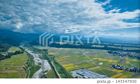 秋空と富山県の早月川左岸側の様子 秋空と富山県の早月川左岸側の様子 143547930