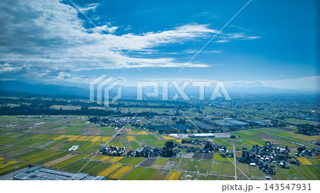 秋空と富山県の早月川左岸側の様子 143547931