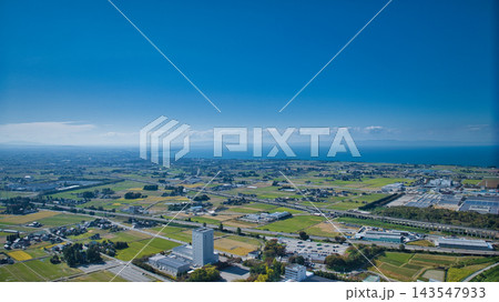秋空と富山県の早月川左岸側の様子 秋空と富山県の早月川左岸側の様子 143547933