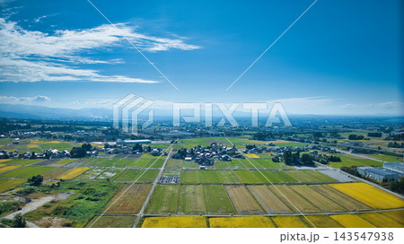 秋空と富山県の早月川左岸側の様子 143547938