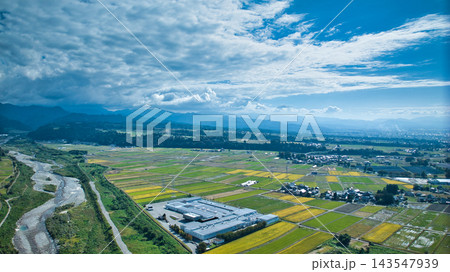 秋空と富山県の早月川左岸側の様子 143547939