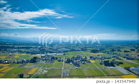 秋空と富山県の早月川左岸側の様子 143547940
