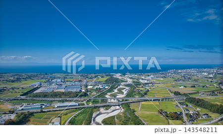 富山県の早月川と富山湾越しに見える能登半島などの様子 富山県の早月川と富山湾越しに見える能登半島などの様子 143548211