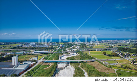 富山県の早月川と富山湾越しに見える能登半島などの様子 143548216