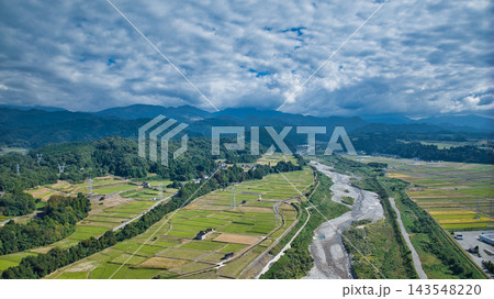富山県の早月川と富山湾越しに見える能登半島などの様子 富山県の早月川と富山湾越しに見える能登半島などの様子 143548220