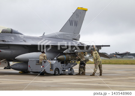 F-16戦闘機への爆弾の搭載作業 F-16戦闘機への爆弾の搭載作業 143548960