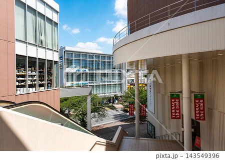 たまプラーザ テラス　たまプラーザ駅前交番東側交差点を見る　神奈川県横浜市青葉区美しが丘 143549396