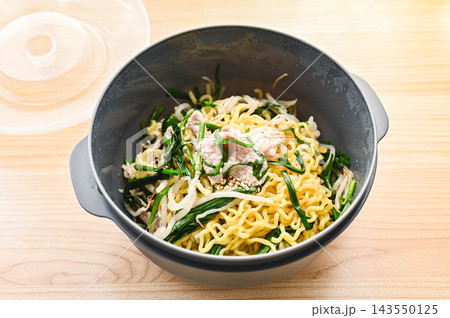 レンジで簡単もやしとニラの塩焼きそば 143550125
