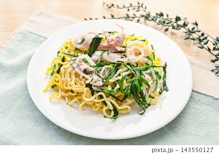 レンジで作るもやしとニラの塩焼きそば 143550127