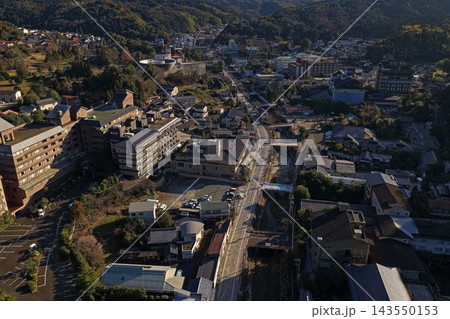 島根県松江市玉造温泉の温泉街を俯瞰した空撮写真 143550153