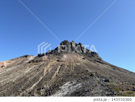 青空にそびえる那須岳の荒々しい火山岩峰 143550360