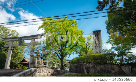 京都、豊国神社の鳥居と社号標が見える景色 京都、豊国神社の鳥居と社号標が見える景色 143550660