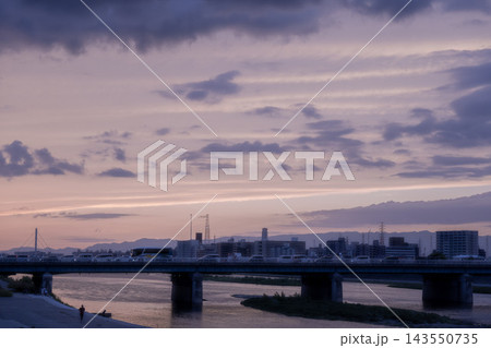 紫〜薄ピンクのトワイライトと広大な空 紫〜薄ピンクのトワイライトと広大な空 143550735