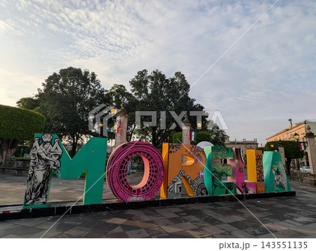 世界遺産メキシコ・モレリア歴史地区の鮮やかなMORELIA巨大アートロゴモニュメントと街並み 世界遺産メキシコ・モレリア歴史地区の鮮やかなMORELIA巨大アートロゴモニュメントと街並み 143551135