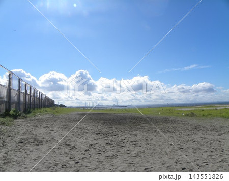 検見川浜からの青空と白い雲 検見川浜からの青空と白い雲 143551826