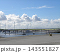 検見川浜での青空と白い雲 143551827