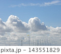 検見川浜での青空と白い雲 143551829