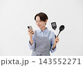 女性がスマホでレシピを確認しているイメージ 143552271