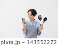 女性がスマホでレシピを確認しているイメージ 143552272