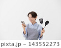 女性がスマホでレシピを確認しているイメージ 143552273