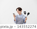 女性がスマホでレシピを確認しているイメージ 143552274