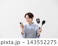 女性がスマホでレシピを確認しているイメージ 143552275